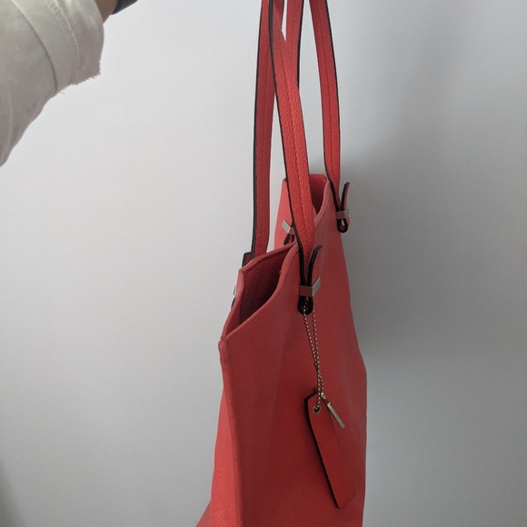 Calvin Klein - Picture 3 of 6